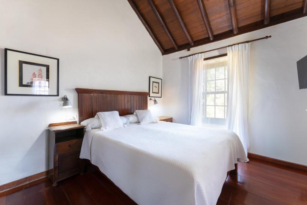 Hotel Rural Las Calas - slaapkamer met houten plafond