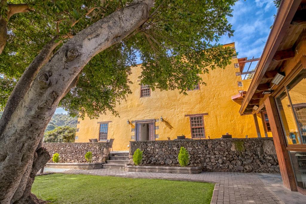 Hotel Rural LIVVO Maipez - gevel met oude boom