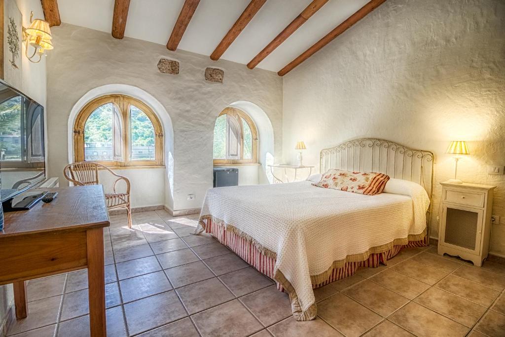 Hotel Rural LIVVO Maipez - slaapkamer met boogramen