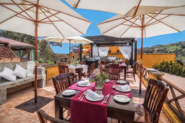 Hotel Rural LIVVO Maipez - terras met parasols