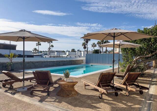 Helene Holidays - zwembadterras met parasols