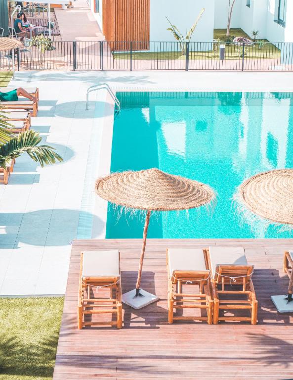 Shambhala Fuerteventura - zwembad met rieten parasols