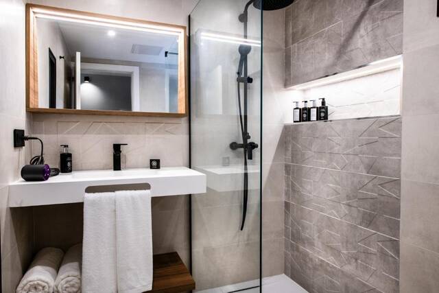 Saladar Suites Boutique - badkamer met inloopdouche
