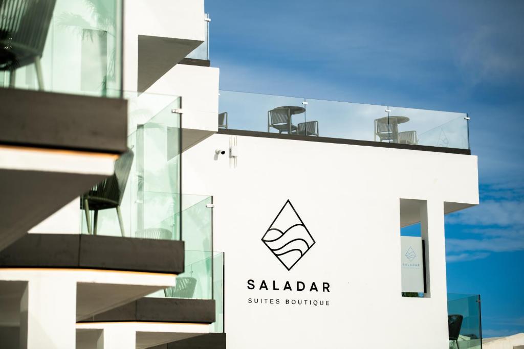 Saladar Suites Boutique - gevel met naambord