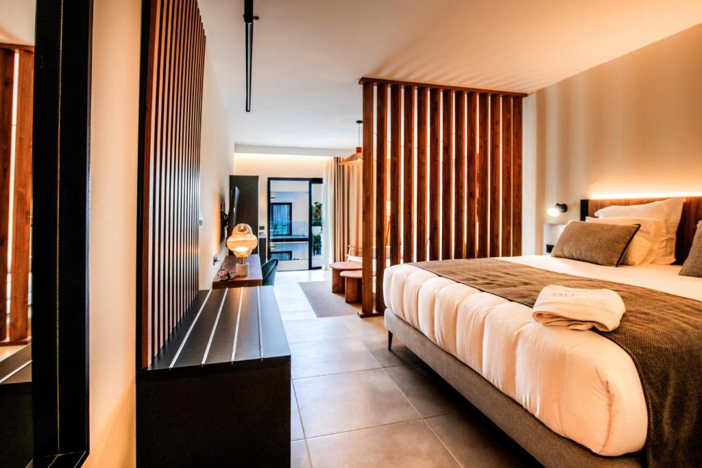 Saladar Suites Boutique - slaapkamer met houten wand
