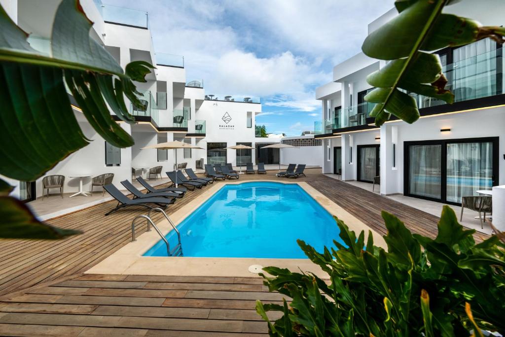 Saladar Suites Boutique - zwembad met houten terras