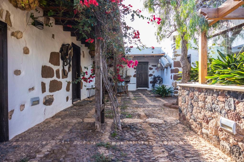 Hotel Boutique Rosario Martin - steegje met bougainville