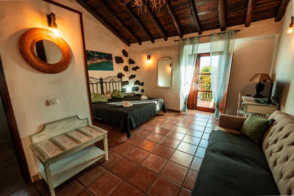 Hotel Rural La Correa del Almendro - slaapkamer met houten plafond