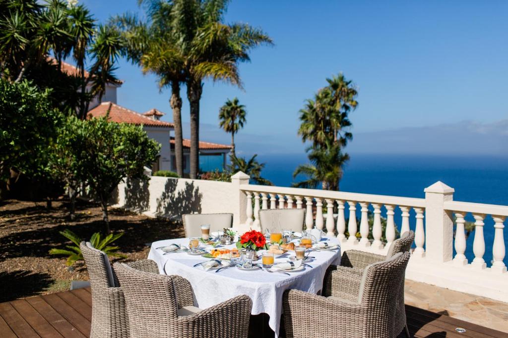 Hotel Jardin de la Paz - gedekte tafel op het terras