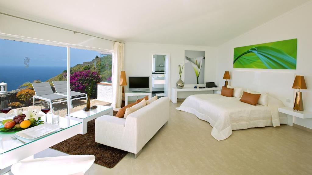 Hotel Jardin de la Paz - suite met zithoek en zeezicht