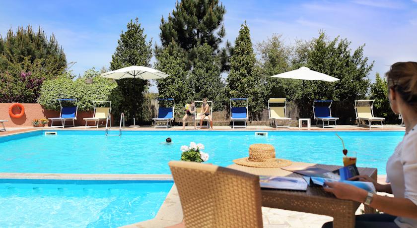 Terras en zwembad van Hotel Pausania Inn op Sardinie