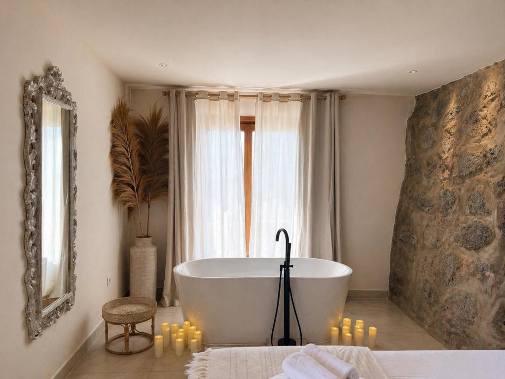 Boutique Eco Hotel Costa Magica - badkamer met vrijstaand bad