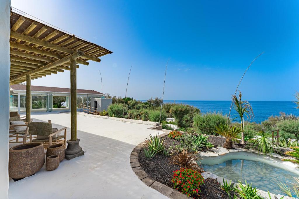 Boutique Eco Hotel Costa Magica - terras met zeezicht