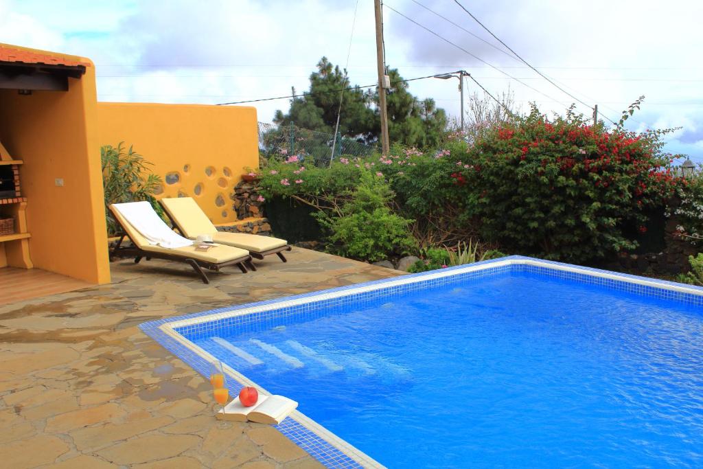 Finca La Majadera - zwembad met ligbedden