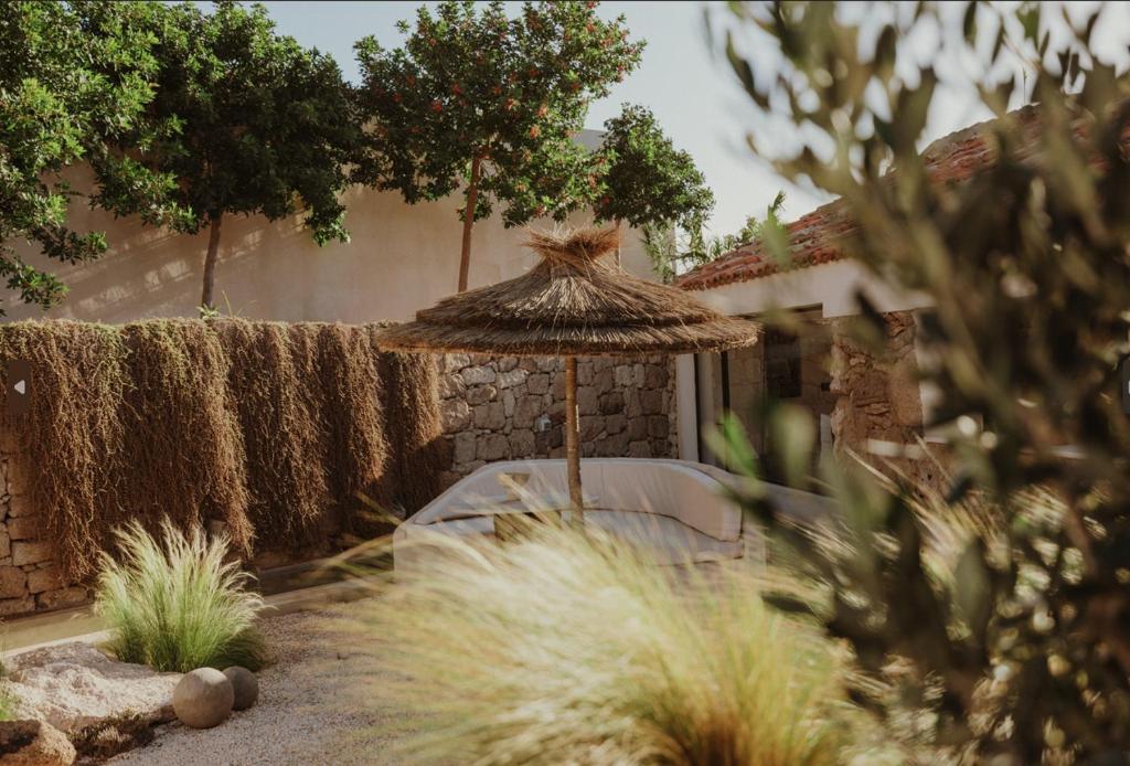 Ecohotel El Agua - loungehoek met parasol