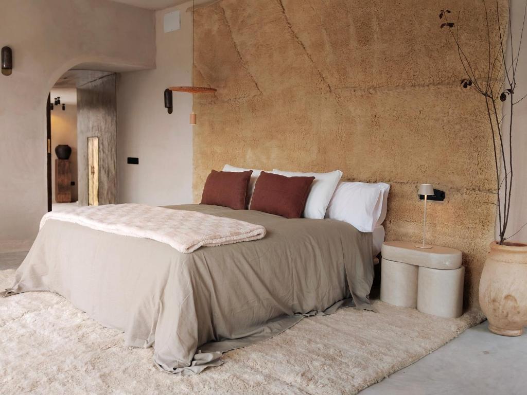 Ecohotel El Agua - slaapkamer met lemen wand