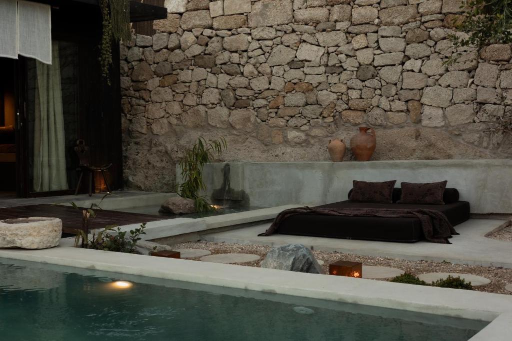 Ecohotel El Agua - zwembad met natuurstenen muur
