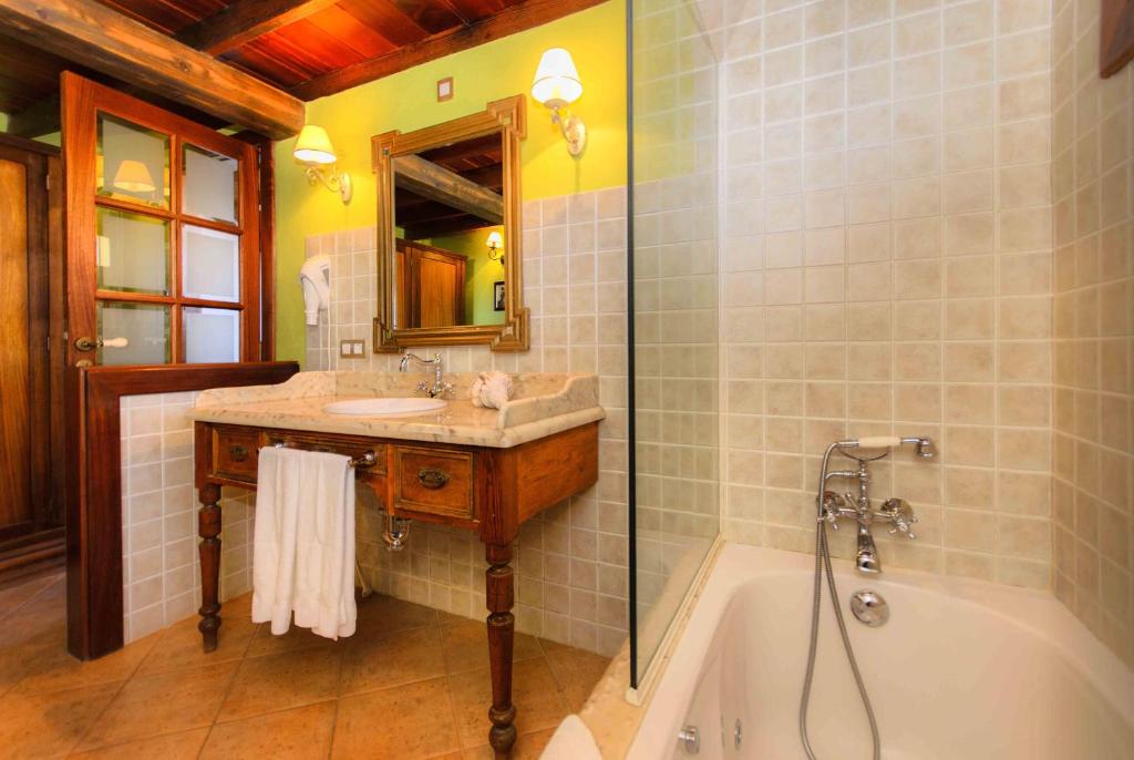 Casa Rural Villa Lola y Juan - badkamer met bad