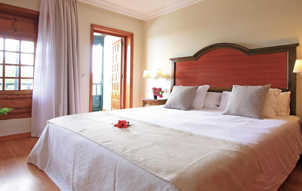Hotel Rural Finca de La Florida - slaapkamer met houten hoofdbord