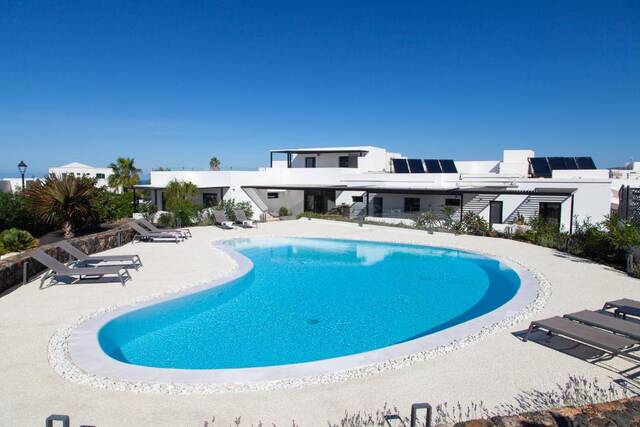 Mana EcoRetreat - zwembad met ligbedden