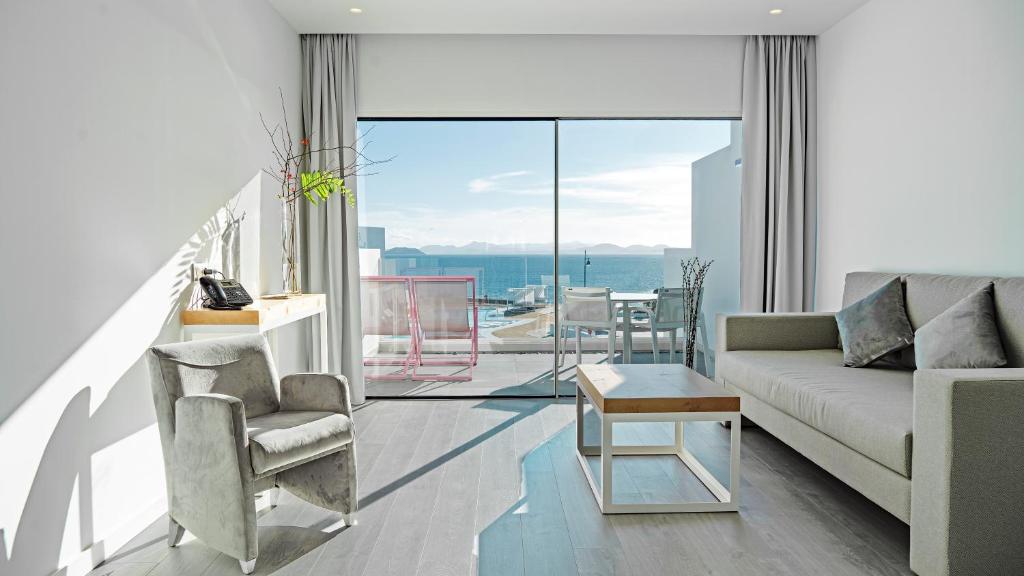 CalaLanzarote Suites - suite met zithoek en terras