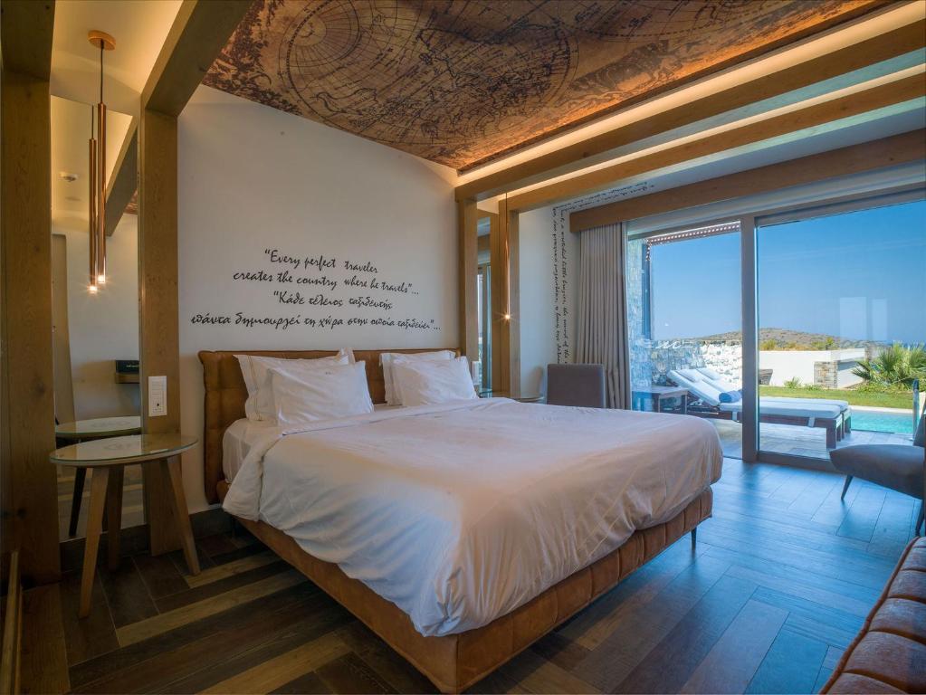Royal Marmin Bay - slaapkamer met houten plafond