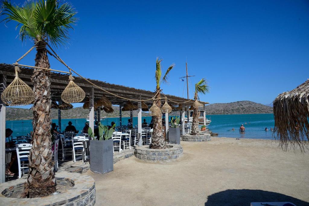 Royal Marmin Bay - strandbar met palmen