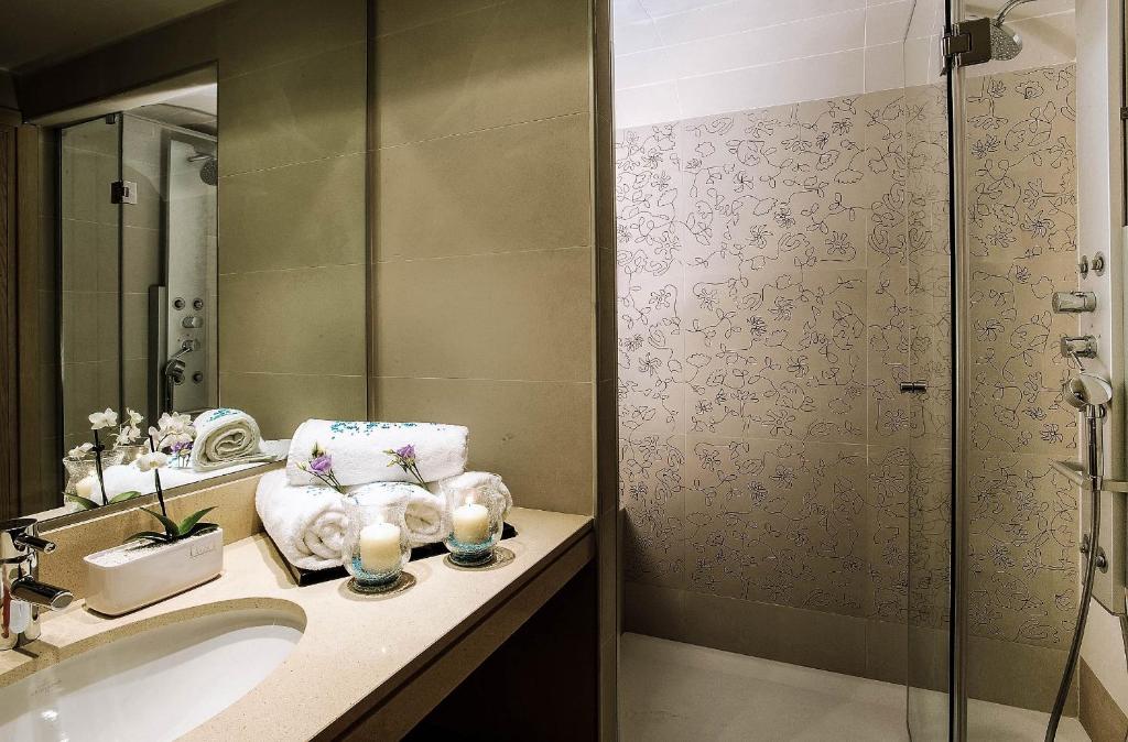 Castello Boutique Resort en Spa - badkamer met inloopdouche