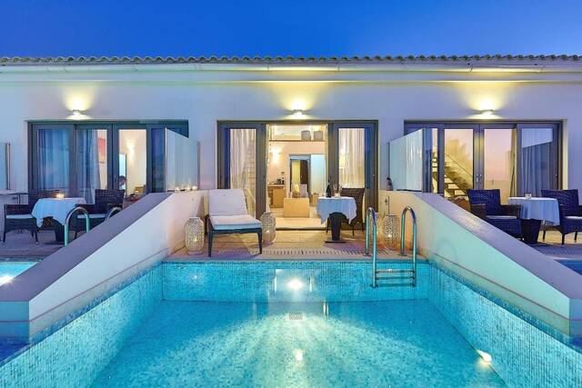 Castello Boutique Resort en Spa - zwembad bij avondlicht