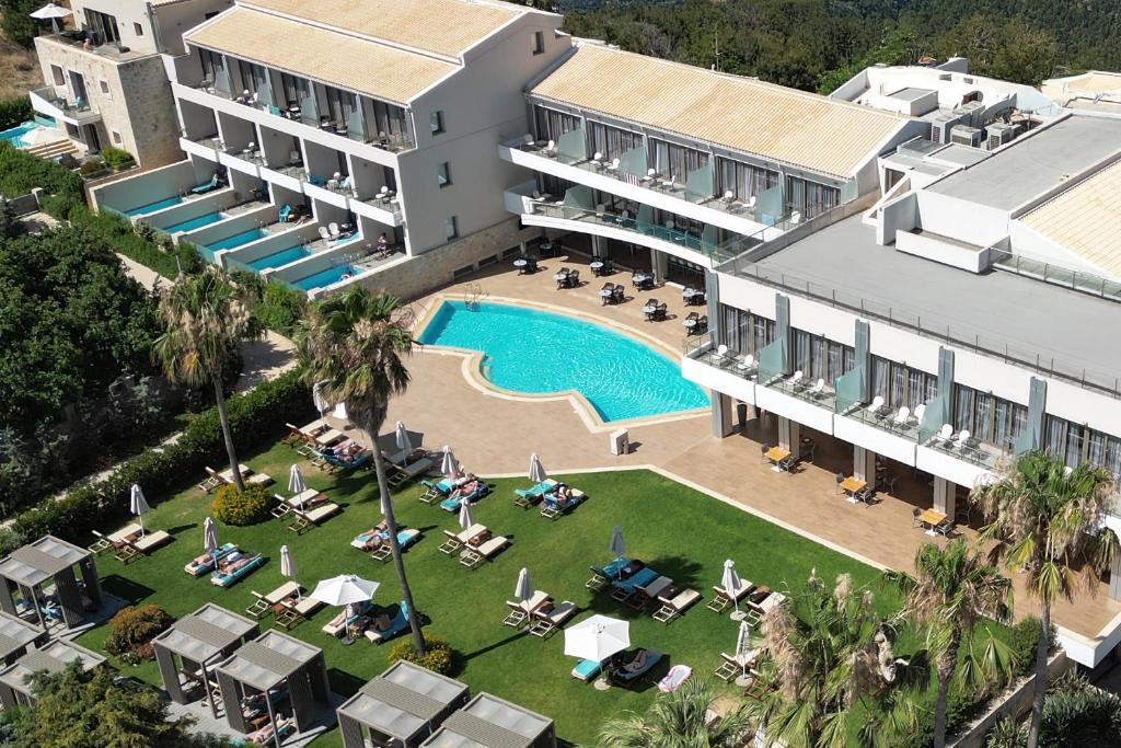 Castello Boutique Resort en Spa - zwembad met hotelgebouw