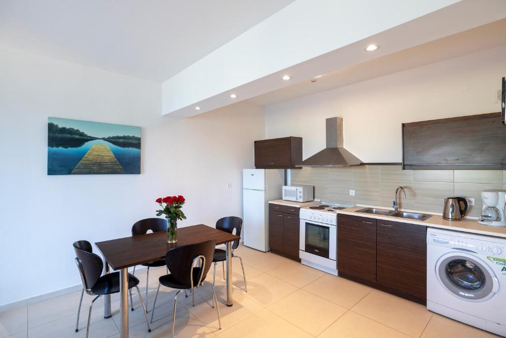 La Stella Suites - keuken met eettafel