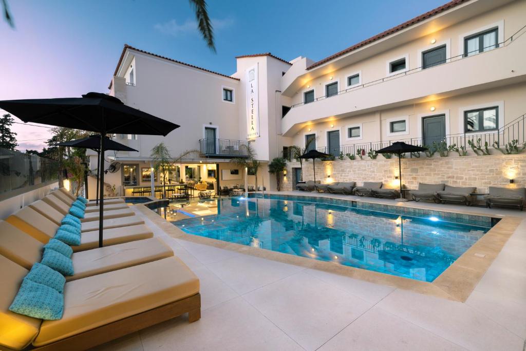 La Stella Suites - zwembad met hotelgebouw