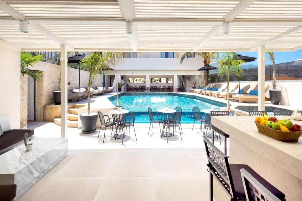La Stella Suites - zwembad met pergola