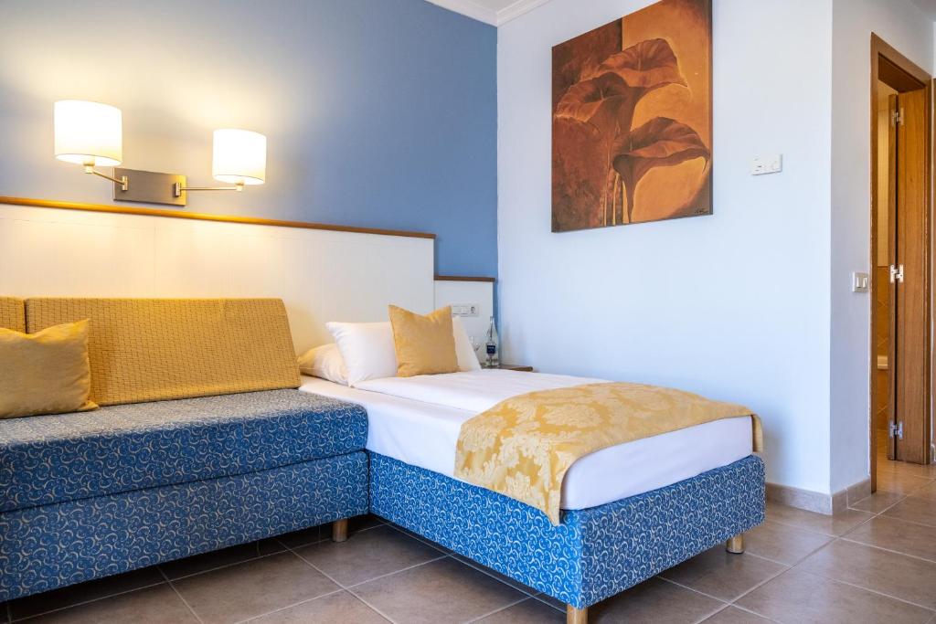 Hotel Luz Del Mar - kamer met blauwe bank