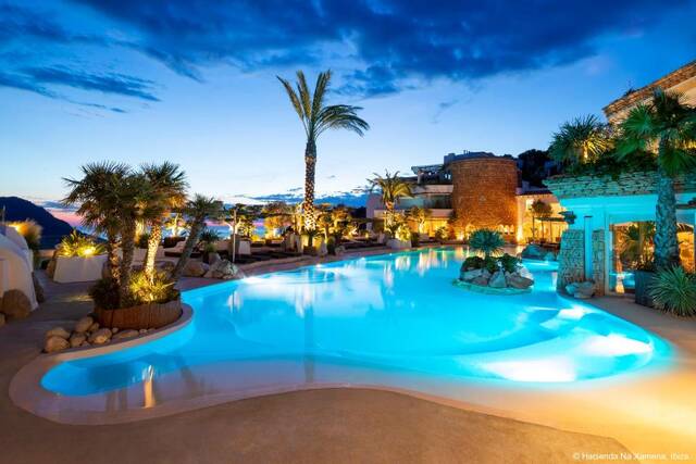 Hacienda Na Xamena - verlicht zwembad in de avond