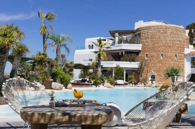 Hacienda Na Xamena - zwembad met het hotelgebouw en palmen