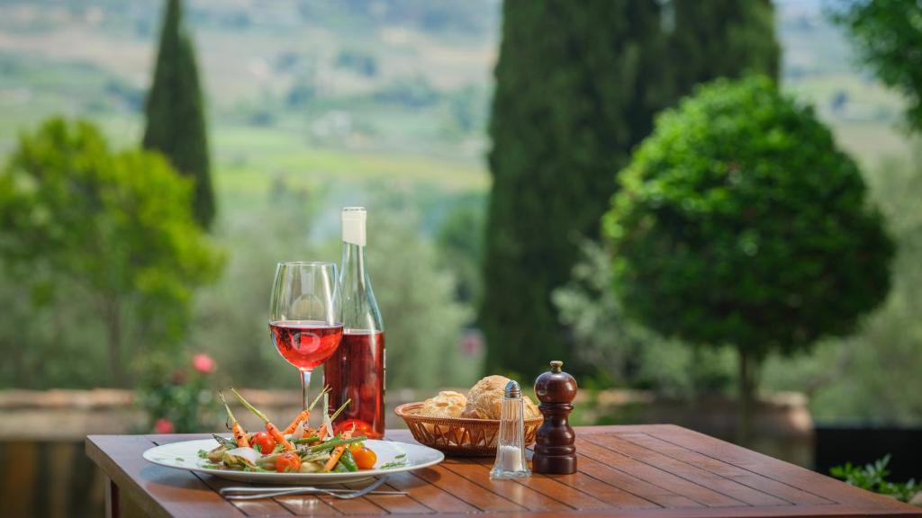 Hotel La Fuente de la Higuera - gedekte tafel met zicht op de vallei
