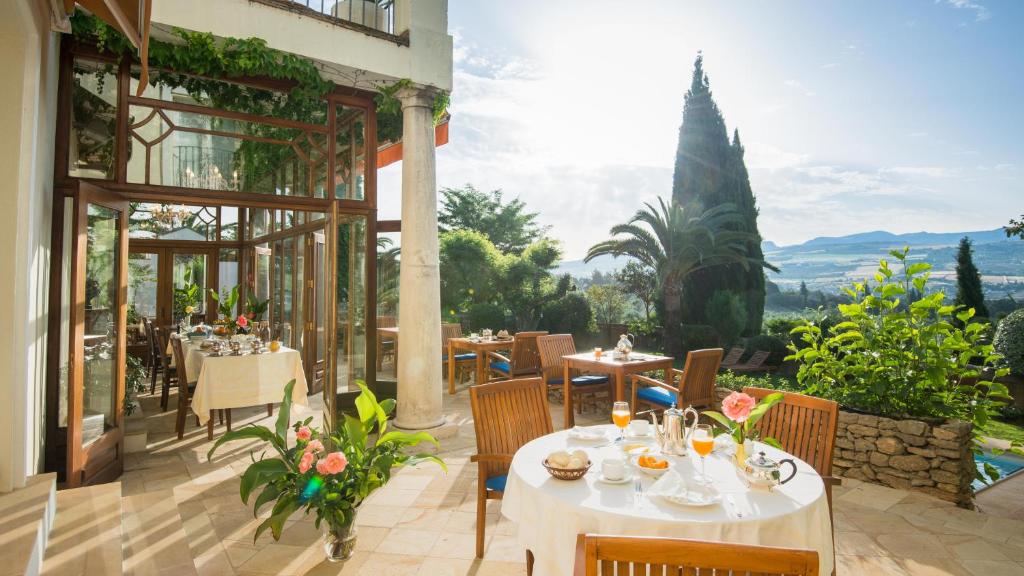 Hotel La Fuente de la Higuera - restaurantterras met uitzicht