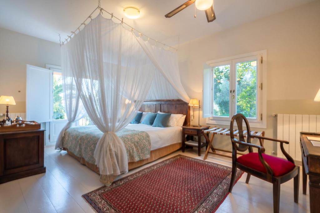 Hotel La Fuente de la Higuera - slaapkamer met hemelbed
