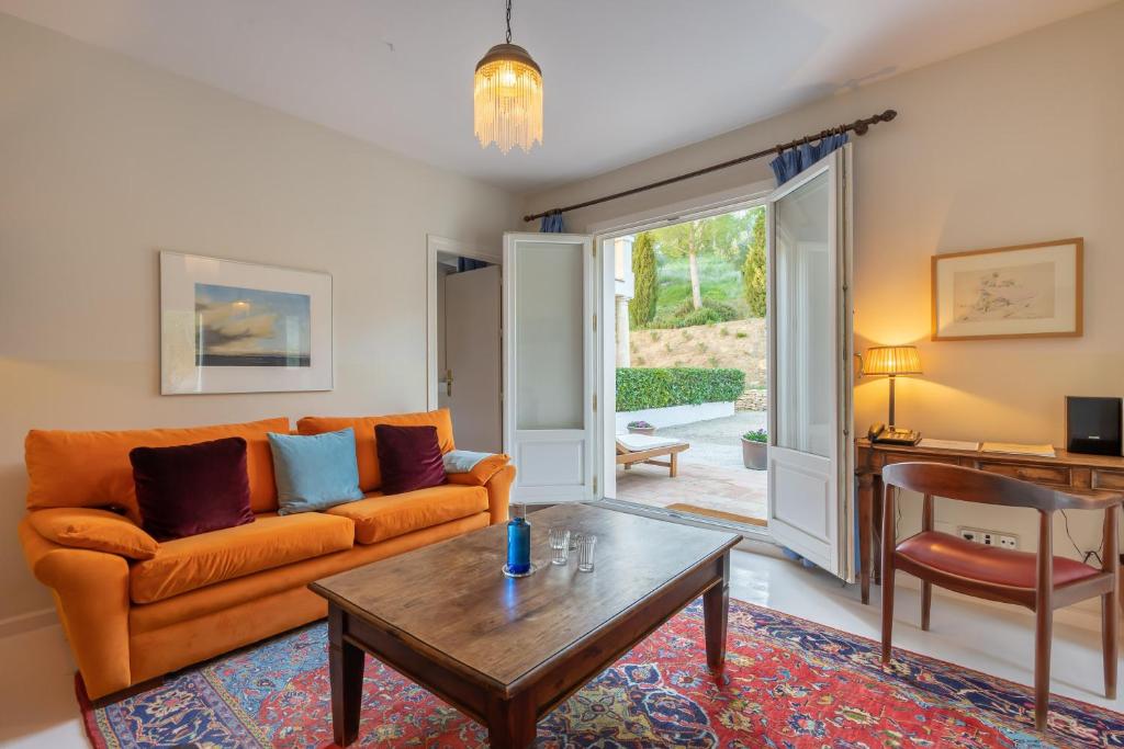 Hotel La Fuente de la Higuera - suite met zithoek en terrasdeuren