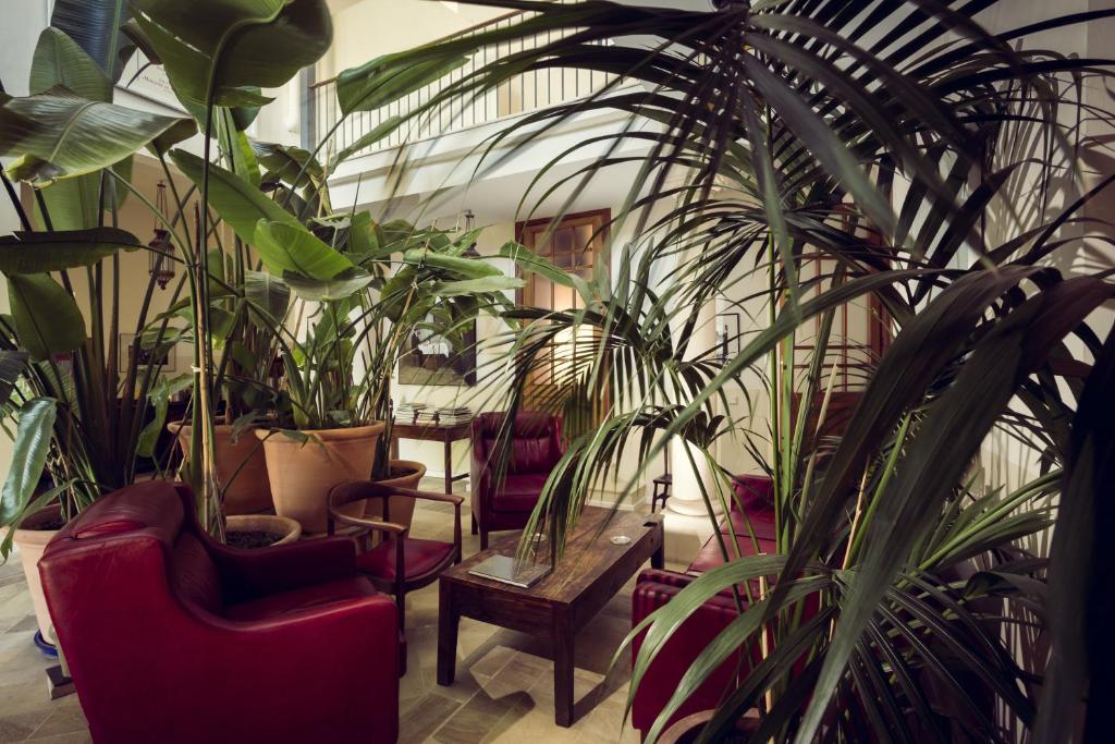 Hotel La Fuente de la Higuera - zithoek met rode fauteuils