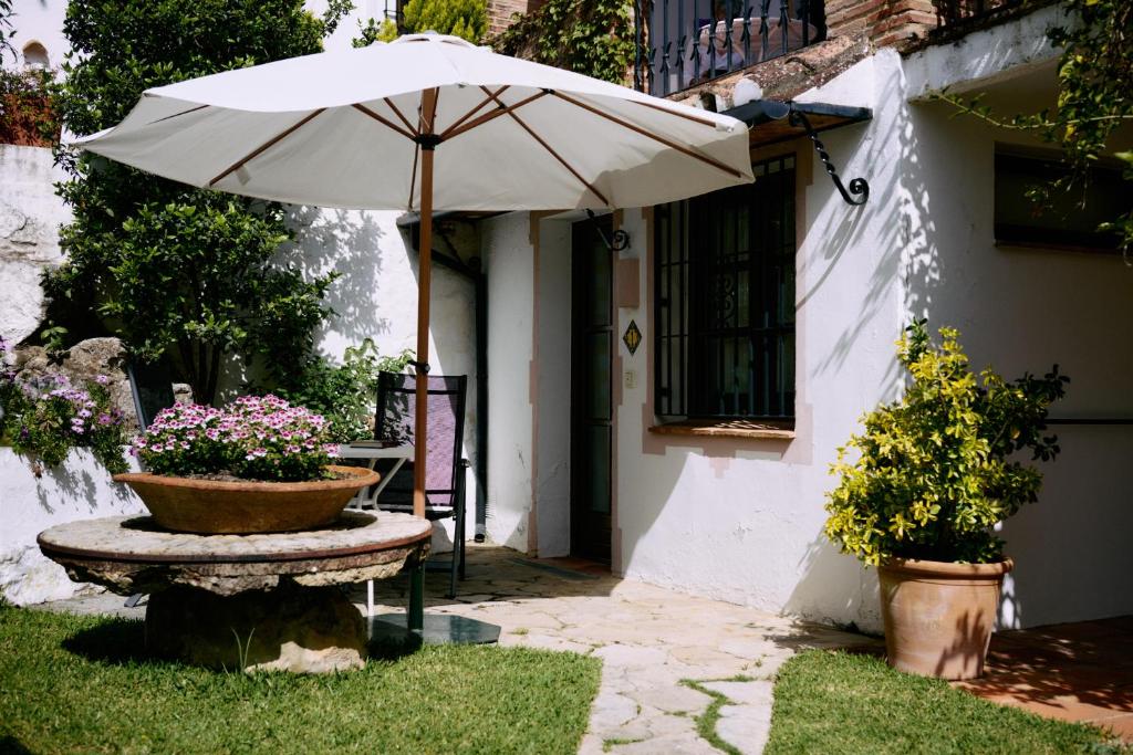Molino del Santo - patio met parasol en fontein