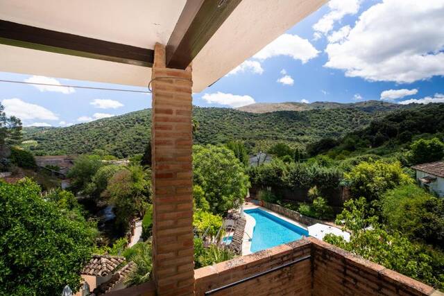 Molino del Santo - terras met pergola boven de vallei