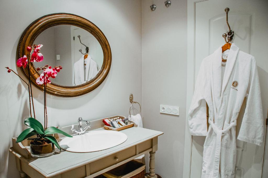 B Bou Cortijo Bravo - badkamer met wastafel en badjas