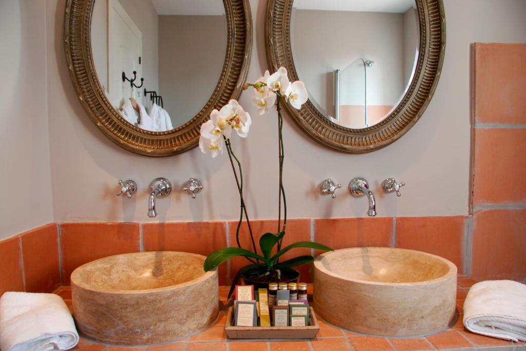 B Bou Cortijo Bravo - waskommen met orchidee