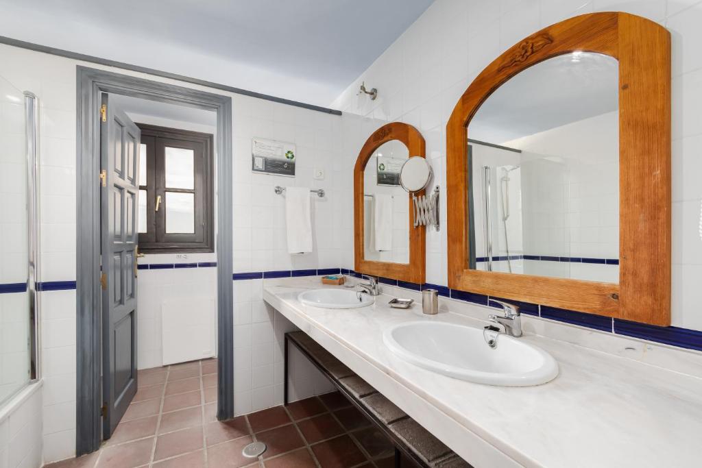 Cerro de Hijar - badkamer met dubbele wastafel