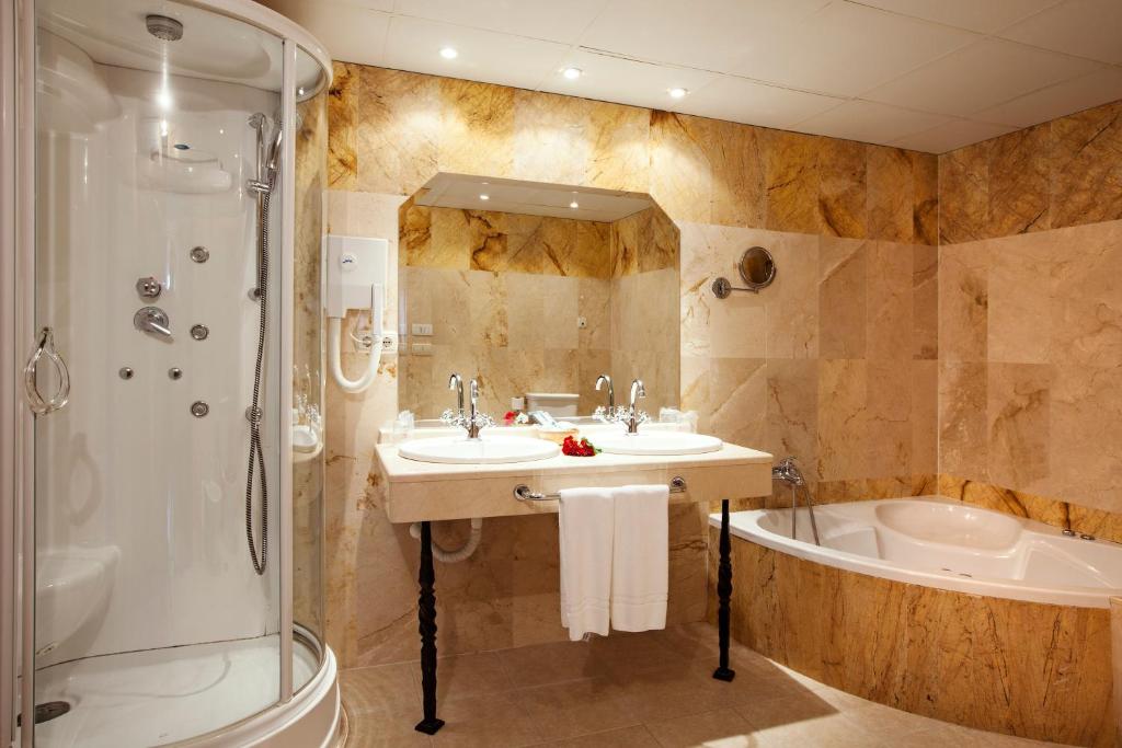 Finca Eslava - badkamer met bad en douche