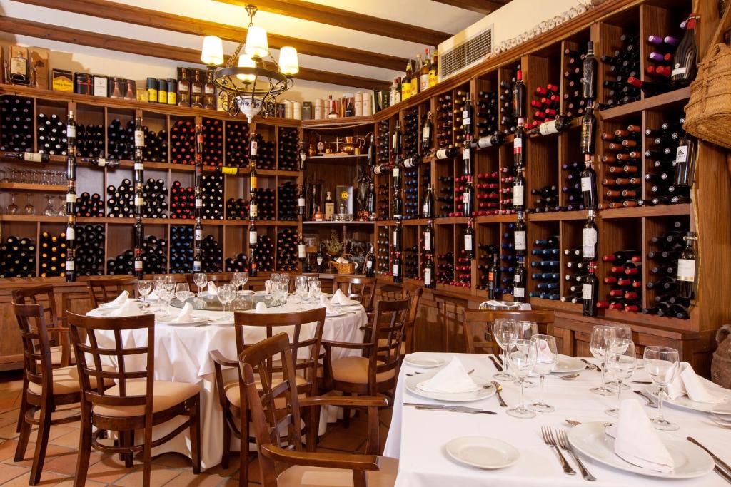 Finca Eslava - wijnkelder met gedekte tafels