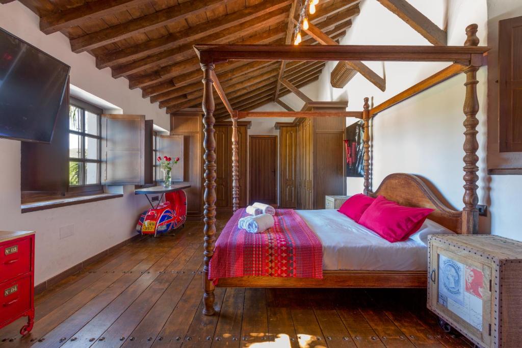 Cortijo Boutique Marbella - slaapkamer met hemelbed