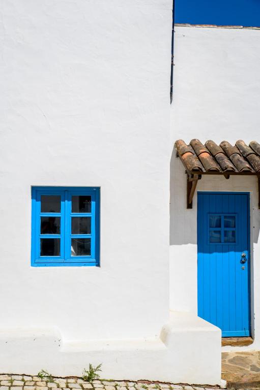 Aldeia da Pedralva - gevel met blauwe deur en luiken